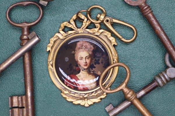 Porte-clefs médaillon · OLYMPE DE GOUGES