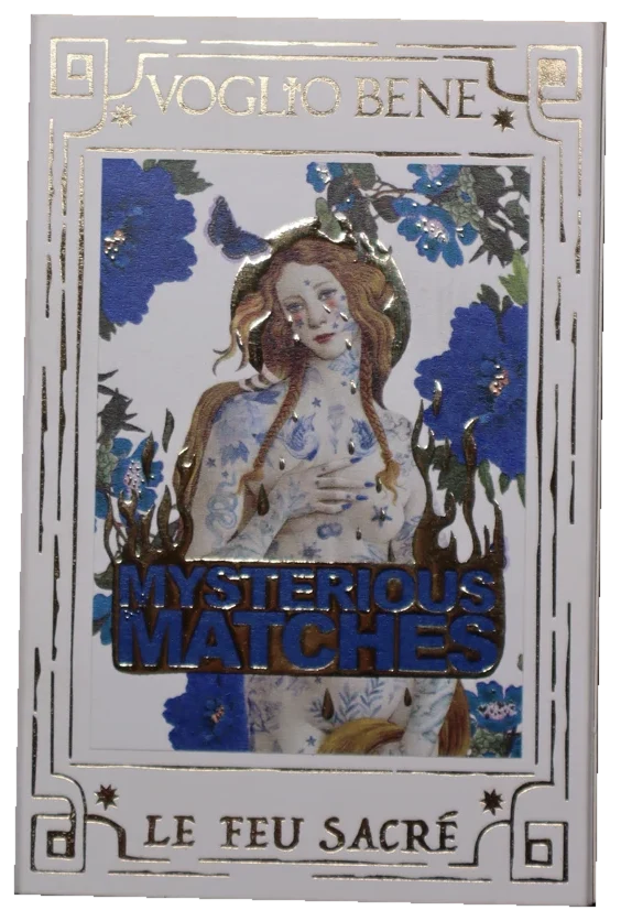 Boîte Mysterious Matches ornée de dorures à chaud et d’un visuel bleu et blanc