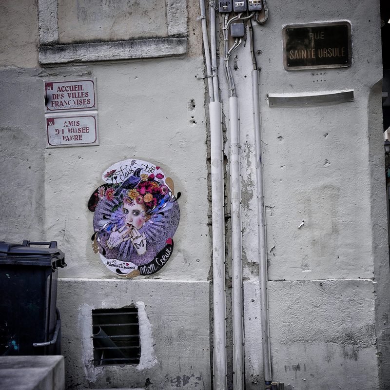 Le visuel street art Tais toi collé dans une rue